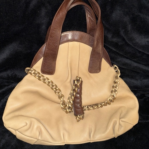 Chic Tan and Brown Shoulder Bag with Chain Detail - Picture 2 of 12